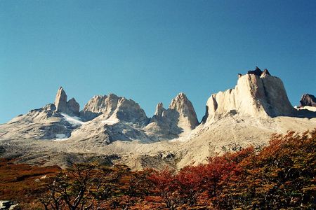 VISTA DE LAS TORRES DEL PAINE DESDE EL VALLE FRANCES.